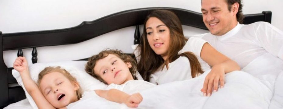 Niños durmiendo con los padres
